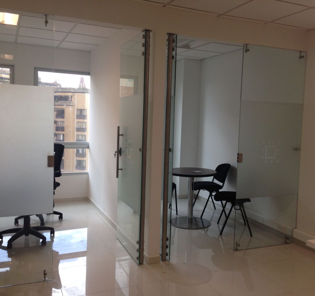 divisiones de oficina en vidrio
